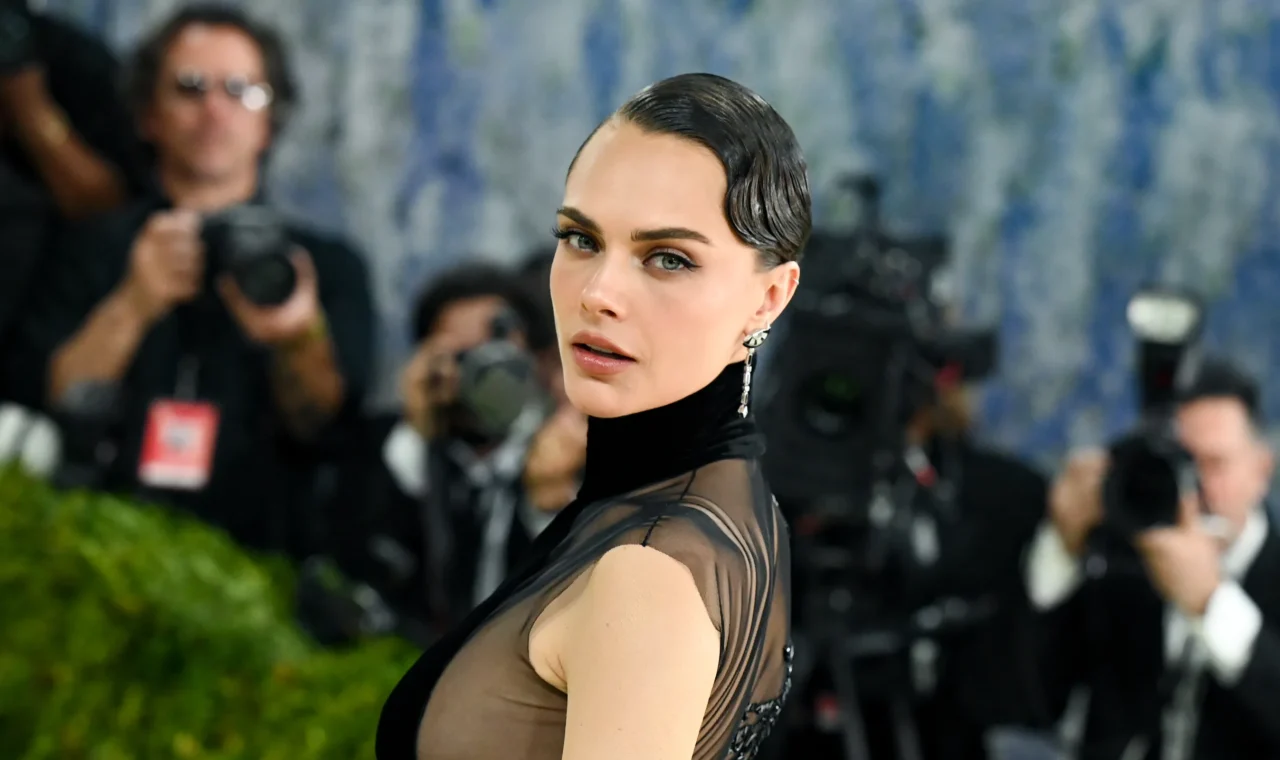 Cara Delevingne เปิดตัวนักร้องแล้ว — และมันไม่ได้ฟังดูเหมือนนางแบบร้องเพลงเลย