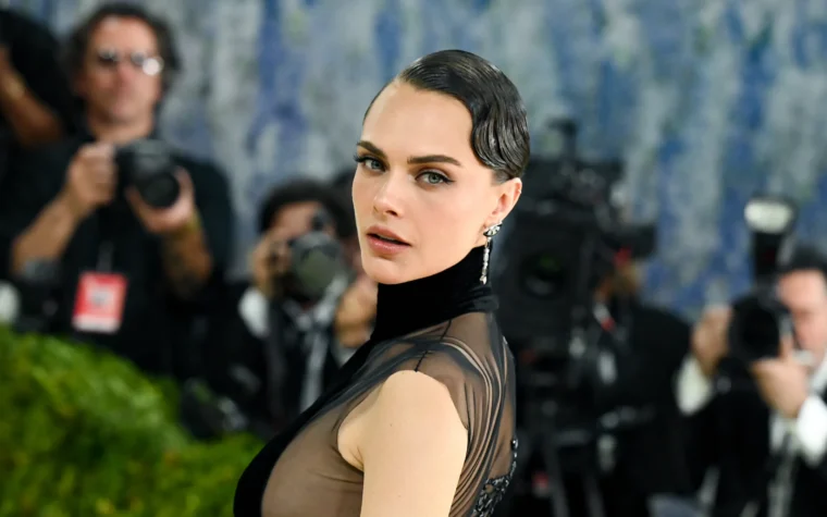 Cara Delevingne เปิดตัวนักร้องแล้ว — และมันไม่ได้ฟังดูเหมือนนางแบบร้องเพลงเลย