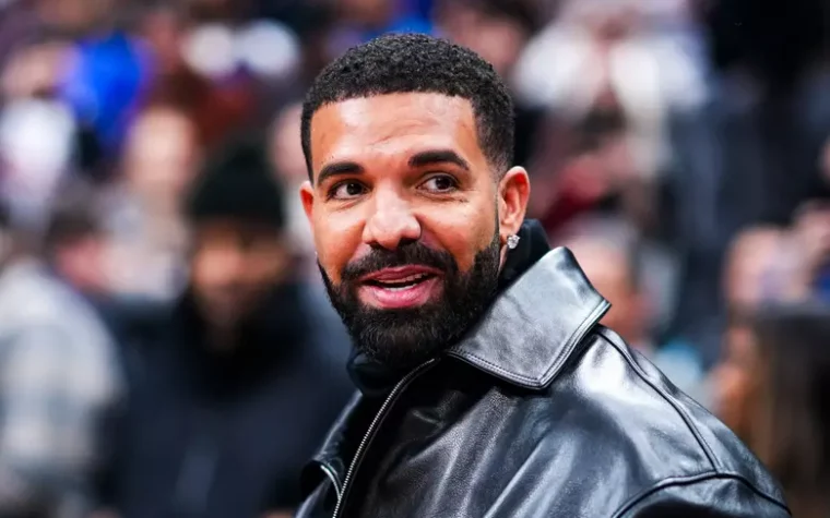 Drake ปล่อย 3 อัลบั้มพร้อมกัน! เปิดใจพ่อป่วยมะเร็ง ใน ‘Make Them Cry’ แต่พ่อโต้ทันที: ‘หายแล้ว ไม่ป่วยแล้ว!’